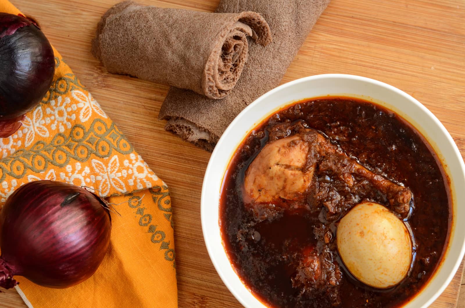 Doro wat - Ragout d'oignons et poulet épicé, plat national de l'Ethiopie  (recette authentique)